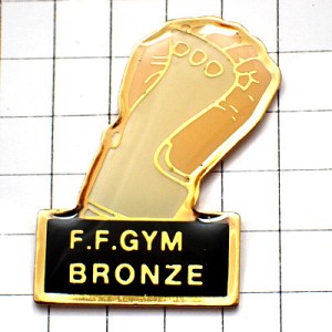 ピンバッジ・ジム体操選手サポーター左手 F-F-GYM FEDERATION-FRANCAISE-DE-GYMNASTIQUE BRONZE FRANCE