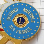 ピンバッジ・ケルト族の男フランス地図の上ライオンズクラブＬの盾  LIONS-CLUB MD103 FRANCE GAULOIS