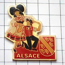 ピンバッジ・アルザス地方ダンス民族衣装で踊り民族舞踊と紋章 ALSACE