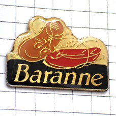 ピンバッジ・革靴と赤いパンプス BARANNE