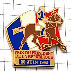 ピンバッジ・フランス大統領杯レース競馬トリコロール国旗