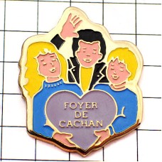 ピンバッジ・ハートと３人家族 FOYER-DE-CACHAN FRANCE