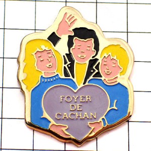 ピンバッジ・ハートと３人家族 FOYER-DE-CACHAN FRANCE