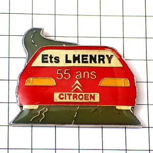 ピンバッジ・灰色の道路シトロエン赤い車の後ろ姿５５年 CITROEN FRANCE