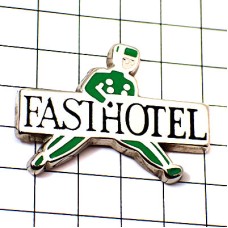 ピンバッジ・ホテルのポーター緑の制服 FAST-HOTEL