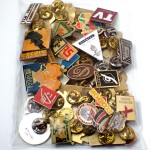 フランス ピンズ 雑貨 ヴィンテージ ピンバッジまとめて50個セット まとめ売り 大量 フレンチ ビンテージ 広告 アルファベットＤピエロ赤十字など