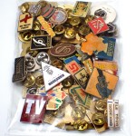 フランス ピンズ 雑貨 ヴィンテージ ピンバッジまとめて50個セット まとめ売り 大量 フレンチ ビンテージ 広告 アルファベットＤピエロ赤十字など