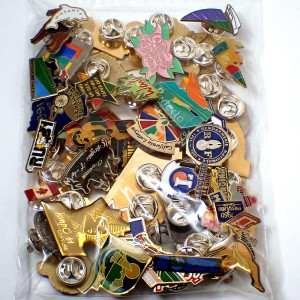 フランス ピンズ 雑貨 ヴィンテージ ピンバッジまとめて50個セット まとめ売り 大量 フレンチ ビンテージ 広告 サンダル船イルカ地球ゾウ赤い車カナダ乙女座など