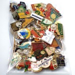 フランス ピンズ 雑貨 ヴィンテージ ピンバッジまとめて50個セット まとめ売り 大量 フレンチ ビンテージ 広告 イルカ帆船スペースシャトル化粧品アメフト野球んど