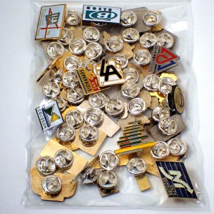 フランス ピンズ 雑貨 ヴィンテージ ピンバッジまとめて50個セット まとめ売り 大量 フレンチ ビンテージ 広告 アルファベットLA隻眼の男Ｂ葉っぱ男の子など