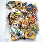 フランス ピンズ 雑貨 ヴィンテージ ピンバッジまとめて50個セット まとめ売り 大量 フレンチ ビンテージ 広告 アルファベットLA隻眼の男Ｂ葉っぱ男の子など