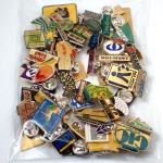 フランス ピンズ 雑貨 ヴィンテージ ピンバッジまとめて50個セット まとめ売り 大量 フレンチ ビンテージ 広告 アルファベットLA隻眼の男Ｂ葉っぱ男の子など