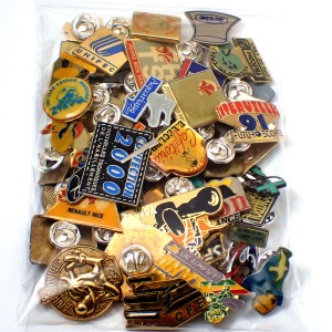 フランス ピンズ 雑貨 ヴィンテージ ピンバッジまとめて50個セット まとめ売り 大量 フレンチ ビンテージ 広告 2000数字カフェテリア欧州旗の星など