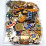 フランス ピンズ 雑貨 ヴィンテージ ピンバッジまとめて50個セット まとめ売り 大量 フレンチ ビンテージ 広告 2000数字カフェテリア欧州旗の星など