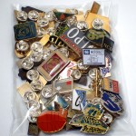 フランス ピンズ 雑貨 ヴィンテージ ピンバッジまとめて50個セット まとめ売り 大量 フレンチ ビンテージ 広告 カバンの名札カラフル三角など