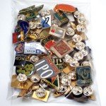 フランス ピンズ 雑貨 ヴィンテージ ピンバッジまとめて50個セット まとめ売り 大量 フレンチ ビンテージ 広告 カバンの名札カラフル三角など