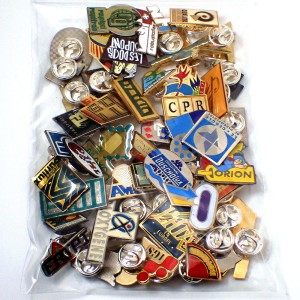 フランス ピンズ 雑貨 ヴィンテージ ピンバッジまとめて50個セット まとめ売り 大量 フレンチ ビンテージ 広告 ブルー青い矢印ロシニョールクラブなど