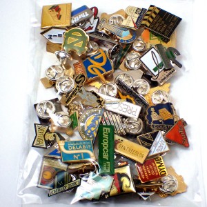 フランス ピンズ 雑貨 ヴィンテージ ピンバッジまとめて50個セット まとめ売り 大量 フレンチ ビンテージ 広告 アルファベットCN三角カチンコ映画など