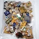 フランス ピンズ 雑貨 ヴィンテージ ピンバッジまとめて50個セット まとめ売り 大量 フレンチ ビンテージ 広告 アルファベットCN三角カチンコ映画など