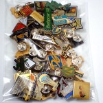 フランス ピンズ 雑貨 ヴィンテージ ピンバッジまとめて50個セット まとめ売り 大量 フレンチ ビンテージ 広告 アルファベットCN三角カチンコ映画など