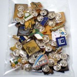 フランス ピンズ 雑貨 ヴィンテージ ピンバッジまとめて50個セット まとめ売り 大量 フレンチ ビンテージ 広告 アルファベットCN三角カチンコ映画など