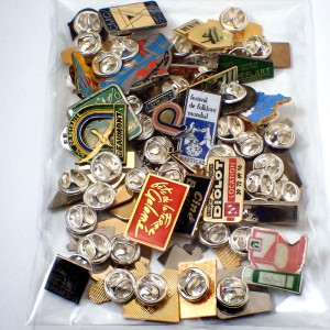フランス ピンズ 雑貨 ヴィンテージ ピンバッジまとめて50個セット まとめ売り 大量 フレンチ ビンテージ 広告 ランナー真っ赤なハート鳥ダンス民族舞踊など