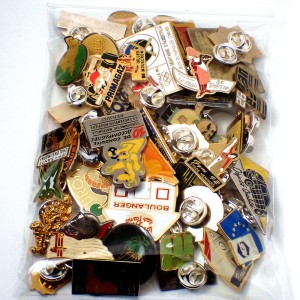 フランス ピンズ 雑貨 ヴィンテージ ピンバッジまとめて50個セット まとめ売り 大量 フレンチ ビンテージ 広告 コダック女の子ヤシの木シェフ欧州旗など