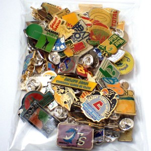 フランス ピンズ 雑貨 ヴィンテージ ピンバッジまとめて50個セット まとめ売り 大量 フレンチ ビンテージ 広告 イルカ黒い鳥ライフル銃リンゴNYアメリカお菓子チョコレートなど