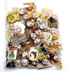 フランス ピンズ 雑貨 ヴィンテージ ピンバッジまとめて50個セット まとめ売り 大量 フレンチ ビンテージ 広告 イルカ黒い鳥ライフル銃リンゴNYアメリカお菓子チョコレートなど