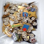 フランス ピンズ 雑貨 ヴィンテージ ピンバッジまとめて50個セット まとめ売り 大量 フレンチ ビンテージ 広告 シルクハットの雪だるま楽器バイヨンヌ鳥など