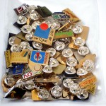 フランス ピンズ 雑貨 ヴィンテージ ピンバッジまとめて50個セット まとめ売り 大量 フレンチ ビンテージ 広告 シルクハットの雪だるま楽器バイヨンヌ鳥など