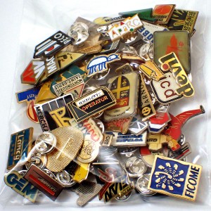 フランス ピンズ 雑貨 ヴィンテージ ピンバッジまとめて50個セット まとめ売り 大量 フレンチ ビンテージ 広告 ポーター受話器アベピエール神父ライオン紋章自転車虫など