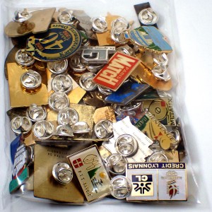 フランス ピンズ 雑貨 ヴィンテージ ピンバッジまとめて50個セット まとめ売り 大量 フレンチ ビンテージ 広告 パリマッチ雑誌ヘルメットF1レースカー車チーズなど