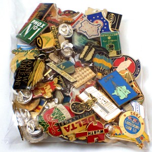 フランス ピンズ 雑貨 ヴィンテージ ピンバッジまとめて50個セット まとめ売り 大量 フレンチ ビンテージ 広告 ウエスタンブーツ地図サックス気球コーヒーなど