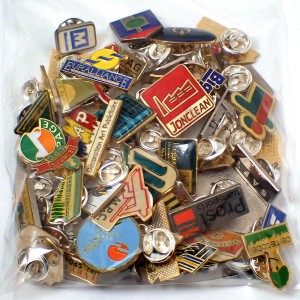 フランス ピンズ 雑貨 ヴィンテージ ピンバッジまとめて50個セット まとめ売り 大量 フレンチ ビンテージ 広告 バスケットボール工場アルファベットＭなど