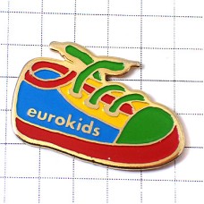 ピンバッジ・カラフルな靴スニーカー子供用 EUROKIDS