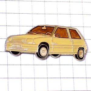 ピンバッジ・ルノー５クリーム色の車サンク RENAULT FRANCE