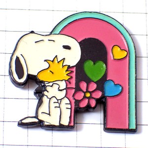 ピンバッジ・スヌーピーNウッドストック鳥ピンク色の花とハート３つ SNOOPY WOODSTOCK