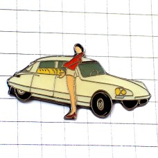 ピンバッジ・シトロエンDS白い車ショートパンツの女の子 CITROEN FRANCE