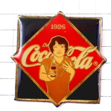 ピンバッジ・コカコーラを手渡す女の子1926年