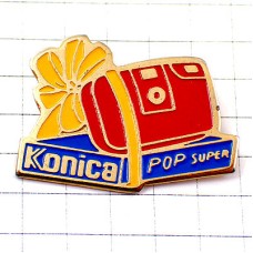 ピンバッジ・コニカ赤いカメラ写真機リボンの贈り物 KONICA KONICA-POP