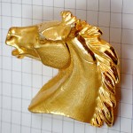 ピンバッジ・金色の馬ゴールド