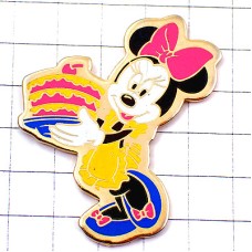 ピンバッジ・ミニーちゃん黄色いエプロン誕生日ケーキお菓子ディズニー MINNIE DISNEY