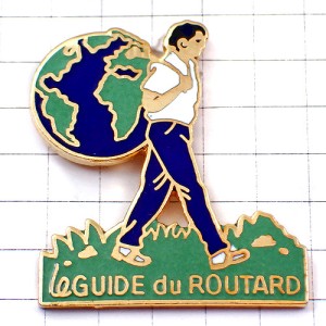 ピンバッジ・ルター地球を背負うバックパッカー本フランスのガイドブック GUIDE-DU-ROUTARD