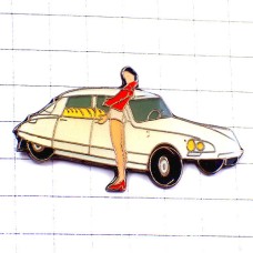 ピンバッジ・シトロエンDS白い車ショートパンツの女の子セクシー CITROEN-DS CITROEN FRANCE