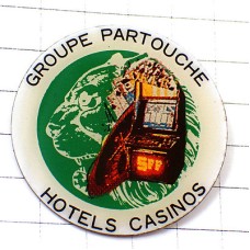 ピンバッジ・賭け事カジノ賭博グリーン緑色のライオンの横顔 PARTOUCHE CASINOS