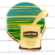 ピンバッジ・ダノンのヨーグルト容器とスプーン DANONE