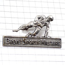 ブローチ・ライフル銃と兵士ピューター製シルバー銀色 BREVET-MILITAIRE-SPORTIF