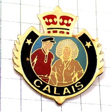 ピンバッジ・民族衣装のカップル二人カレー紋章 CALAIS FRANCE