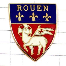 ピンバッジ・ルーアン赤い十字の旗をもつ羊や百合の紋章 ROUEN FRANCE